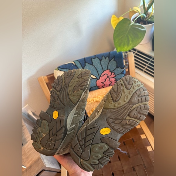 Women’s Merrell Moab 2 Mid Ventilator Hiking Boots - Picture 4 of 7